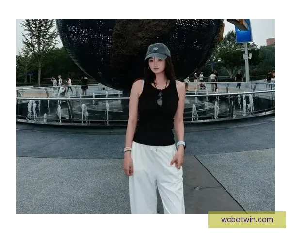 杨瀚森女友抱利拉德儿子转圈圈晒合影 幸遇你开心不已